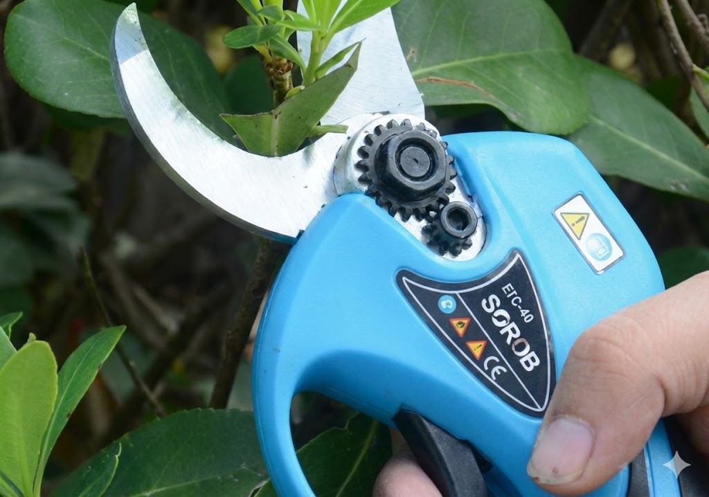 SOROB EPC-40 professional electric shears for vineyard maintenance