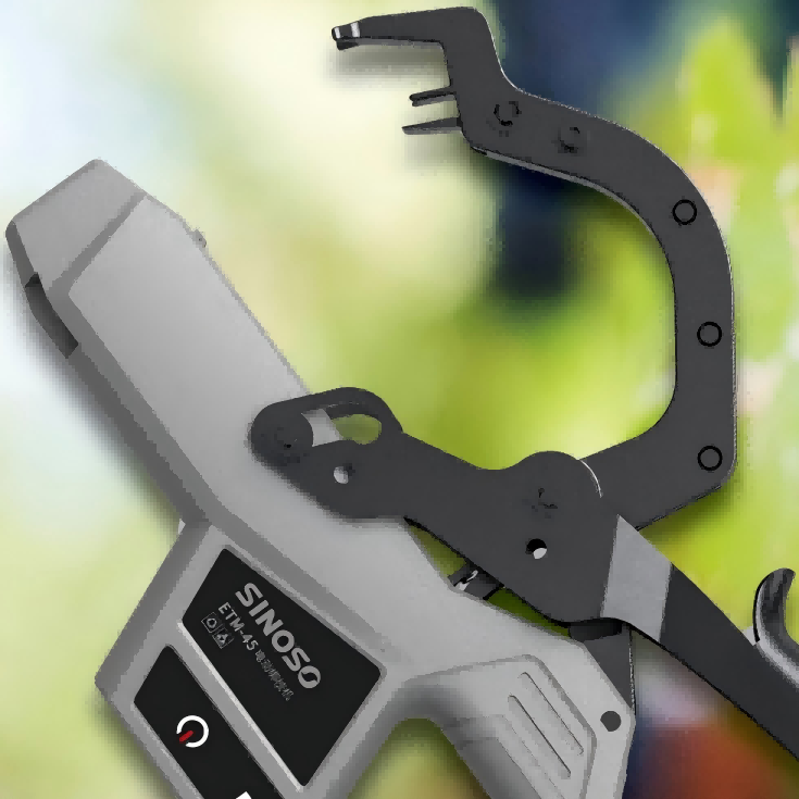 Large feed hopper design of Gasoline Chipper Shredder for easy loading Large feed hopper design of Gasoline Chipper Shredder for easy loading