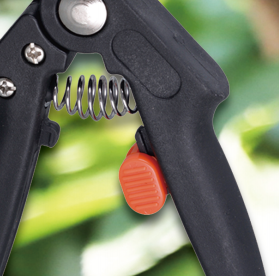 Large feed hopper design of Gasoline Chipper Shredder for easy loading